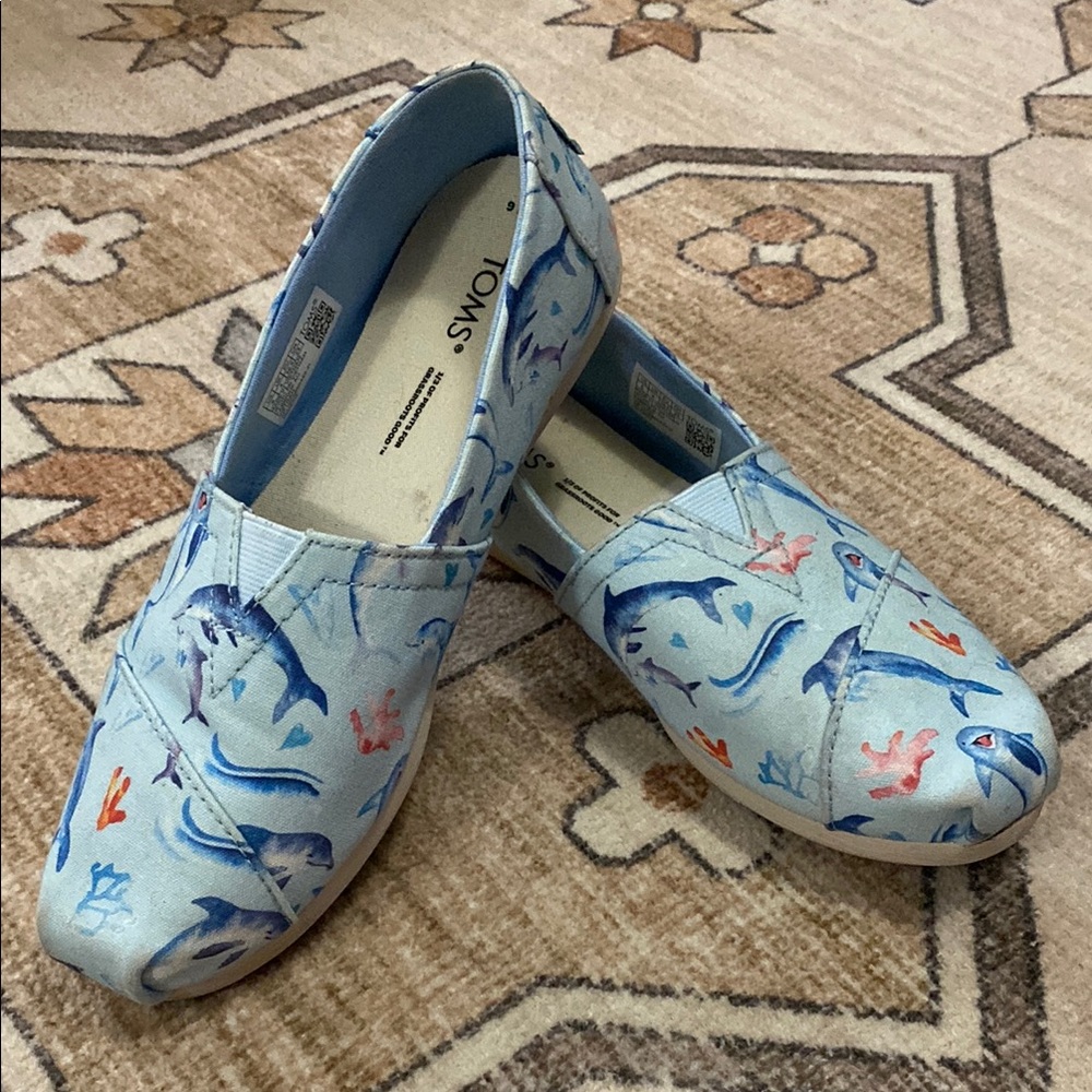 Toms Blue Moccasins with Nature-Inspired Design